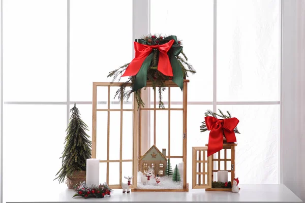 Ročník Dřevěné Lucerny Krásnou Vánoční Výzdobou Parapetu Uvnitř — Stock fotografie