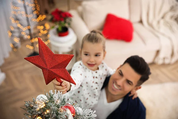 Padre Hija Pequeña Decorando Árbol Navidad Interior Centran Estrella Topper —  Fotos de Stock