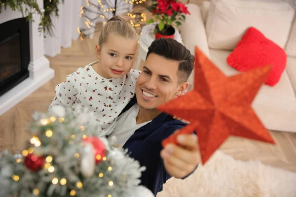 Baba Küçük Kızı Noel Ağacını Süslüyorlar Odada Yıldız Süsü Ile — Stok fotoğraf