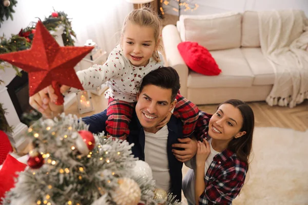 Aile Süsleme Noel Ağacı Kapalı Alanda Yıldız Süsleme — Stok fotoğraf