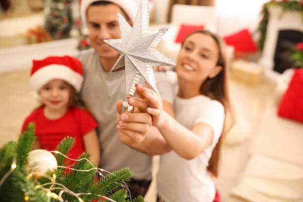 Rodina Zdobí Vánoční Stromeček Interiéru Zaměření Hvězdy Topper — Stock fotografie