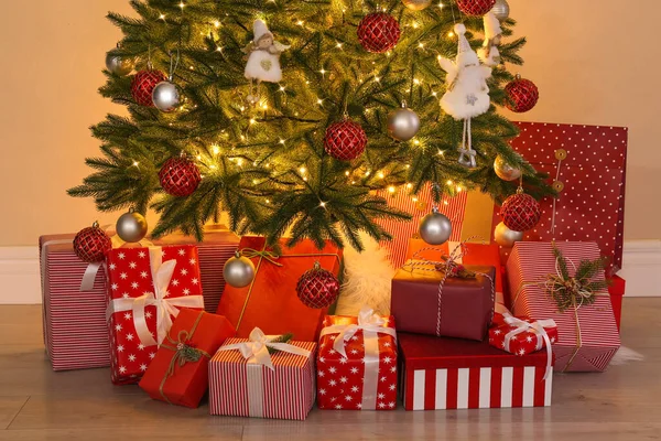 Pile Boîtes Cadeaux Près Arbre Noël Intérieur — Photo