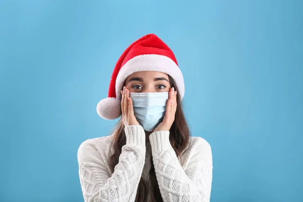 Vacker Känslomässig Kvinna Bär Santa Claus Hatt Och Medicinsk Mask — Stockfoto