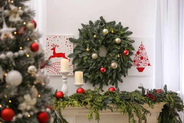 Schöne Weihnachtsbilder Und Kranz Der Wand Geschmückten Raum Innenarchitektur — Stockfoto