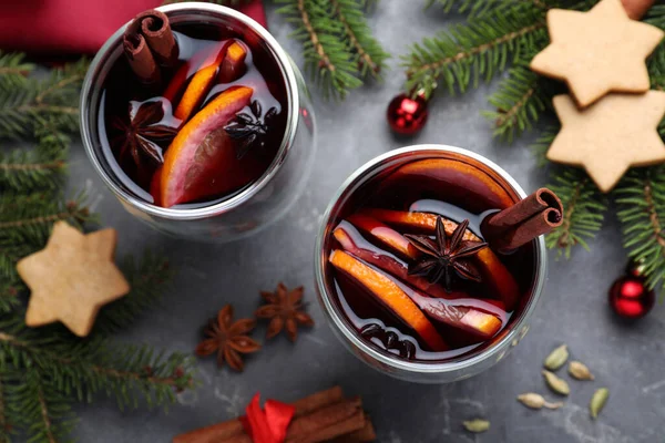 Flache Liegekomposition Mit Aromatischem Glühwein Auf Grauem Tisch Nahaufnahme — Stockfoto