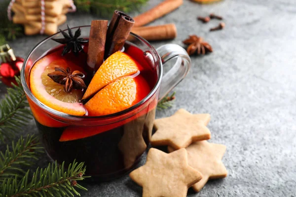 Vinho Aromático Mulled Biscoitos Decorações Natal Mesa Cinza Close Espaço — Fotografia de Stock