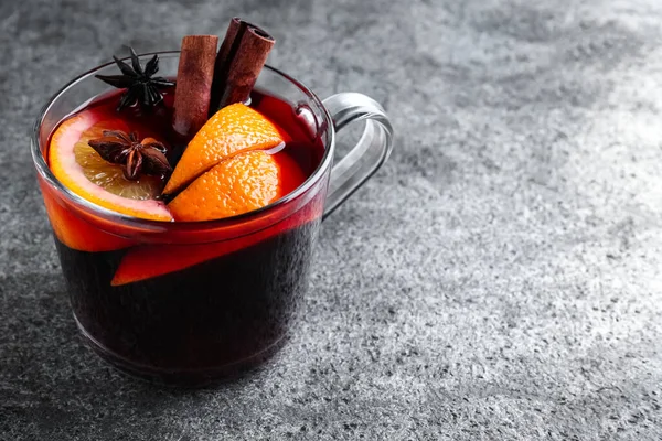 Aromatischer Glühwein Auf Grauem Tisch Raum Für Text — Stockfoto