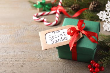 Gizli Noel Baba ve Noel süsünden ahşap masada, metin için yer var.