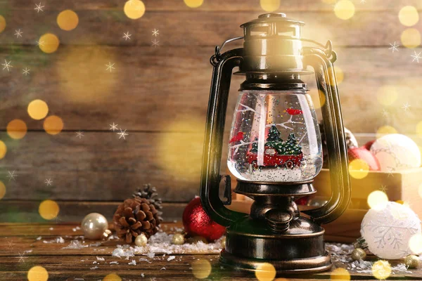 Schöne Weihnachtsschneekugel Vintage Laterne Und Festlichem Dekor Auf Holztisch Platz — Stockfoto