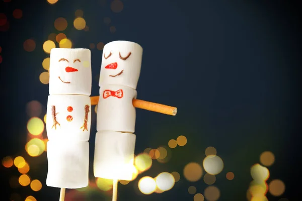 Lustige Schneemänner Aus Marshmallows Auf Dunkelblauem Hintergrund Platz Für Text — Stockfoto