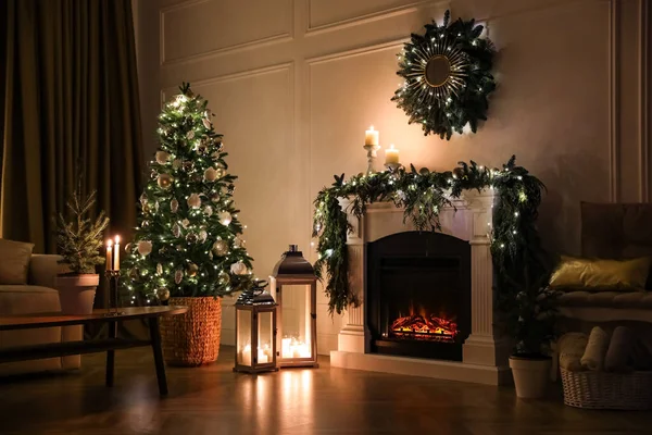 Schöne Raumausstattung Mit Kamin Und Weihnachtsdekor Abend — Stockfoto