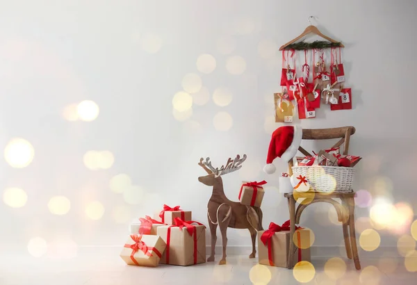 Calendário Advento Presentes Natal Decoração Perto Parede Branca Dentro Casa — Fotografia de Stock