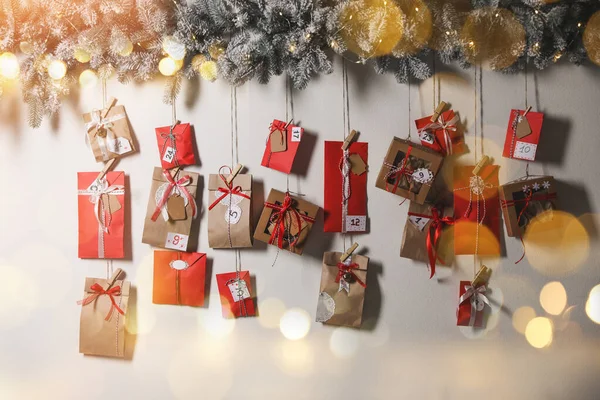 Calendrier Avent Noël Avec Cadeaux Décor Accrochés Mur Lumière Effet — Photo