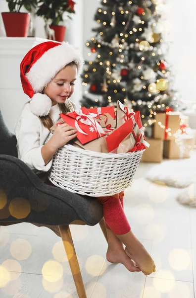 Мила Маленька Дівчинка Капелюсі Санта Подарунками Різдвяного Календаря Вдома Ефект — стокове фото
