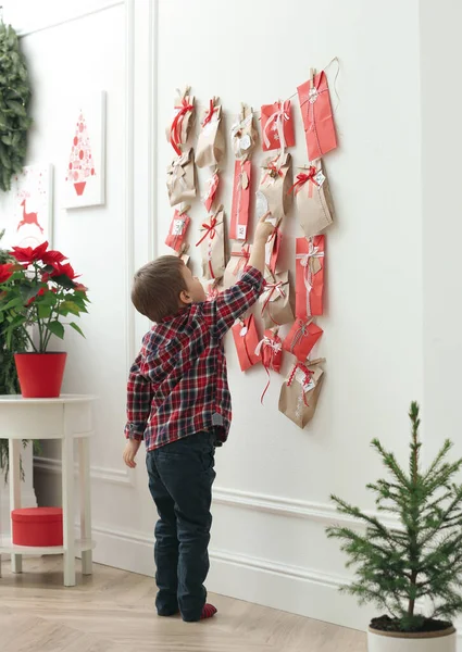 Roztomilý Chlapeček Bere Dárek Adventního Kalendáře Doma Vánoční Tradice — Stock fotografie