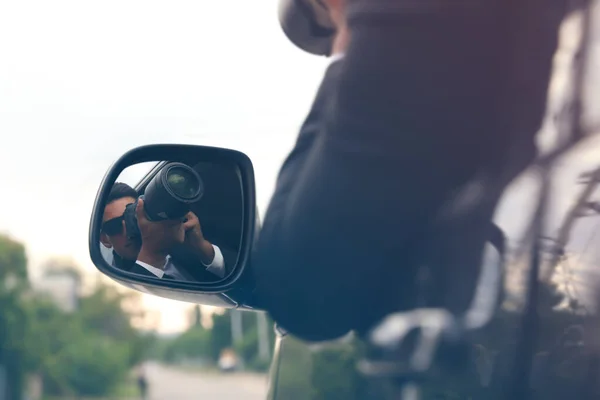 Detective Privado Com Câmera Espionagem Auto Vista Através Espelho Lateral — Fotografia de Stock