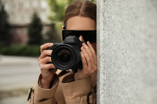 屋外で近代的なカメラのスパイと私立探偵 レンズに焦点を当てる — ストック写真