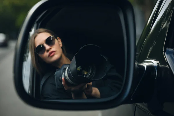 私家侦探与摄像头监视从汽车 查看通过汽车侧镜 — 图库照片