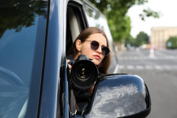 Privat Detektiv Med Kamera Spioneri Från Bilen Fokus Lins — Stockfoto