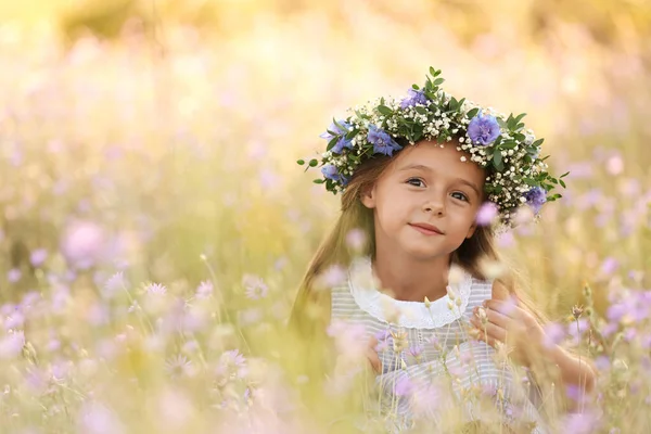 かわいい女の子の花の花輪を屋外で テキストのためのスペースを着て 自然の中で過ごす子供たち — ストック写真