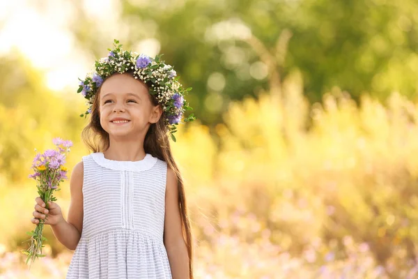 Menina Bonito Vestindo Grinalda Bonita Com Buquê Flores Silvestres Livre — Fotografia de Stock