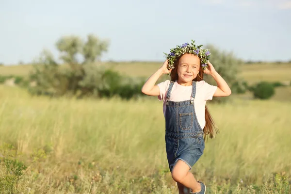 Jolie Petite Fille Portant Une Couronne Fleurs Extérieur Espace Pour — Photo