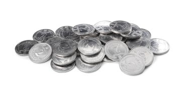 Beyaz arka planda birçok Ukrayna parası var. Ulusal para birimi