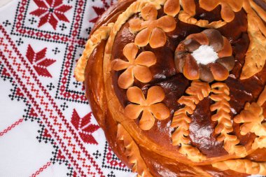 Rushnyk 'te Korovai, görüş alanının üstünde. Ukrayna ekmek ve tuz karşılama geleneği