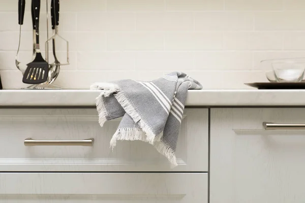 Καθαρή Πετσέτα Κουζίνας Στον Πάγκο Στο Σπίτι — Φωτογραφία Αρχείου