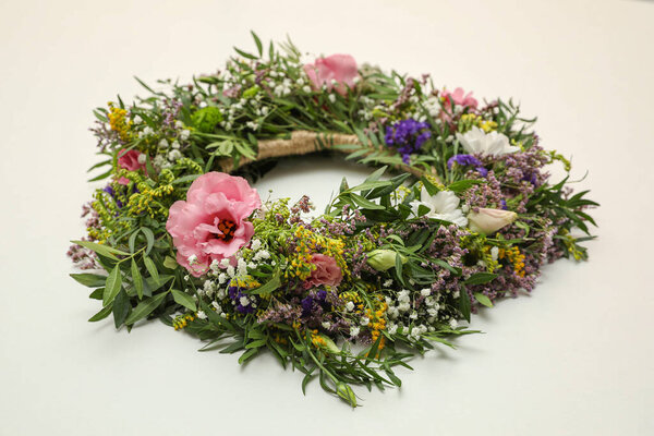 Венок из красивых цветов на белом фоне