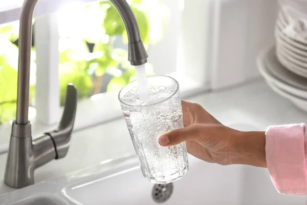 Mujer Vertiendo Agua Vidrio Cocina Primer Plano —  Fotos de Stock