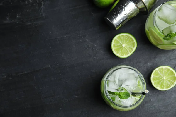 Köstlicher Mojito Und Zutaten Auf Schwarzem Tisch Flach Gelegt Raum — Stockfoto