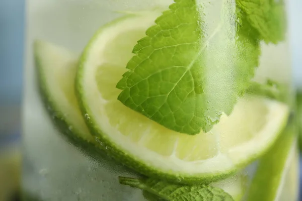 Läcker Färsk Mojito Glas Närbild — Stockfoto