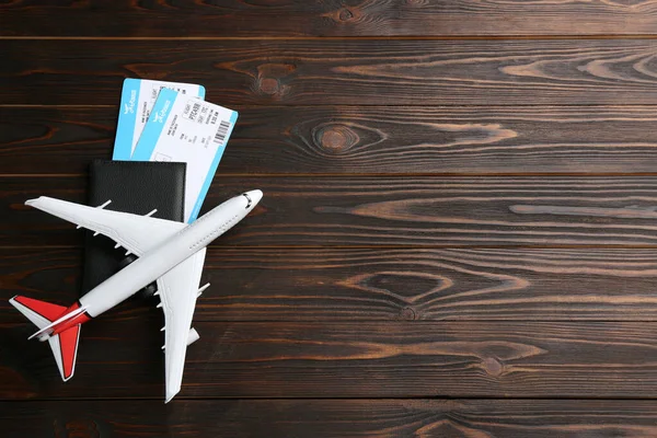 Zabawka Samolot Paszport Bilet Drewniany Tło Płaski Leżę Miejsce Tekst — Zdjęcie stockowe