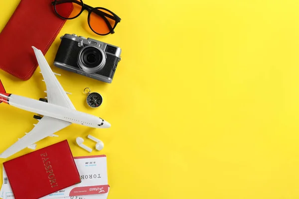 Kompozycja Płaska Leżała Samolotem Zabawkowym Podróżnymi Przedmiotami Żółtym Tle Miejsce — Zdjęcie stockowe