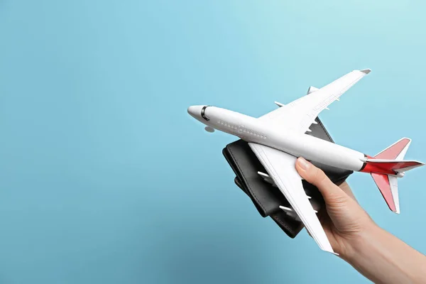 Mulher Segurando Avião Brinquedo Passaportes Fundo Azul Claro Close Espaço — Fotografia de Stock