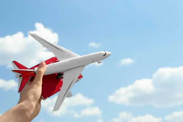 Mulher Segurando Avião Brinquedo Passaporte Contra Céu Azul Close — Fotografia de Stock