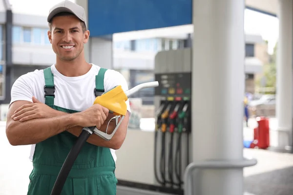 Trabajador Con Boquilla Bomba Combustible Gasolinera Moderna — Foto de Stock