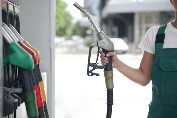 Fiatal Munkás Üzemanyagszivattyú Fúvókával Modern Benzinkútnál Közelkép — Stock Fotó