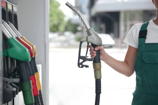 Trabajador Joven Con Boquilla Bomba Combustible Gasolinera Moderna Primer Plano — Foto de Stock