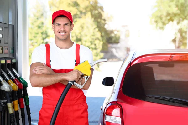 Werknemer Met Brandstofpomp Mondstuk Buurt Van Auto Bij Modern Tankstation — Stockfoto