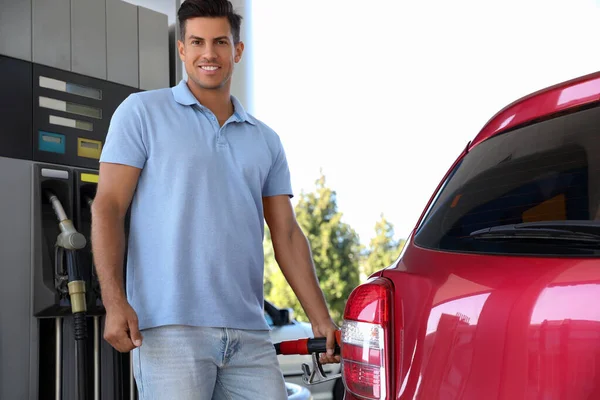 Man Tanken Auto Bij Self Service Tankstation — Stockfoto