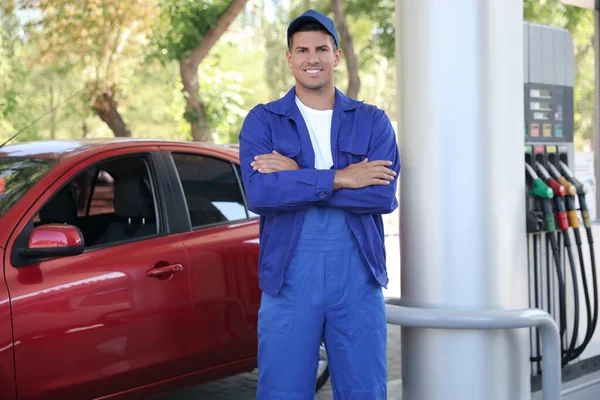 Werknemer Uniform Bij Modern Tankstation — Stockfoto