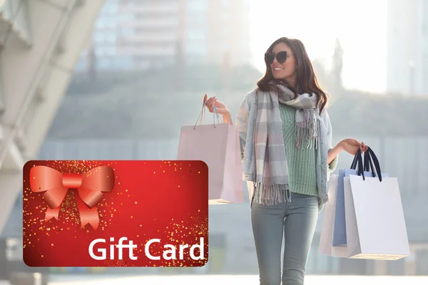 ギフトカードを保管してください ショッピングバッグを持つ幸せな女性 — ストック写真