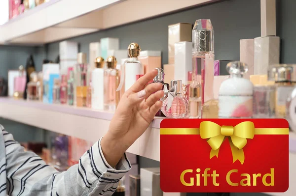 Geschenkkarte Aufbewahren Frau Wählt Parfüm Geschäft Nahaufnahme — Stockfoto