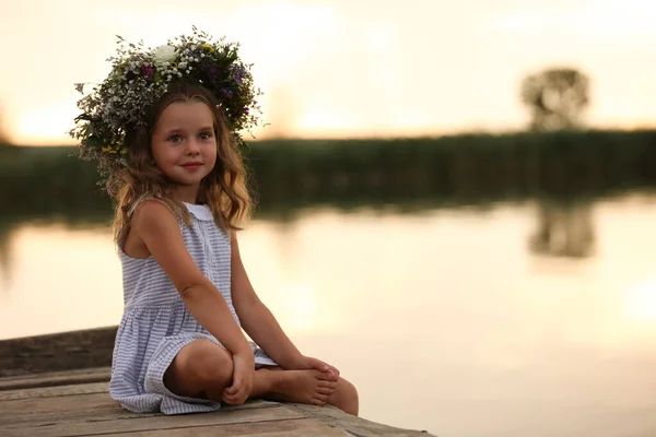 Roztomilé Holčička Nosí Věnec Krásných Květin Molu Řeky — Stock fotografie