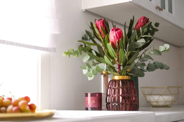 Bunga Protea Yang Indah Atas Meja Dapur Ruang Untuk Teks — Stok Foto
