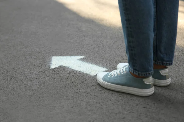 Person Standing Arrow Asphalt Closeup — Stock Photo, Image