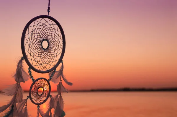 Hermoso Atrapasueños Hecho Mano Cerca Del Río Atardecer Espacio Para — Foto de Stock