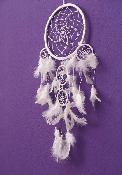 紫色墙上漂亮的手工捕梦器 — 图库照片